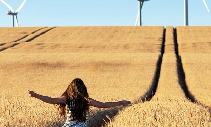 Feld, Bäume, Windrad, Kind, Frau, Mädchen, Getreide, Windkraftwerk, Windkraftanlage