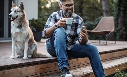 Terrasse, Hund, Mann, Tasse, Holz, Smartphone, Stuhl, Liege, Wald, Haus