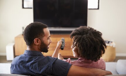 Mann, Frau, Paar, TV, Fernbedienung, lachen, Fernseher, Sofa, Wohnzimmer